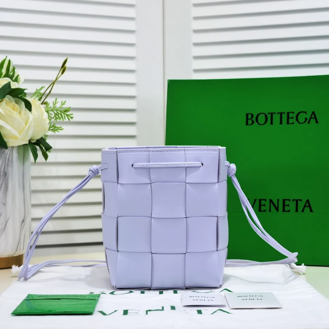 Large happy purple🔻Bottega veneta* new woven small bucket bag latest series# The square bag shape is matched with classic woven elements, drawstring design, minimalism, and has a very large capacity. Every color is beautiful, it is simple and elegant but has a cool style. It can be used by both men and women, and the upper body is fashionable and classy! Style number: 6612# Large size; 19cm